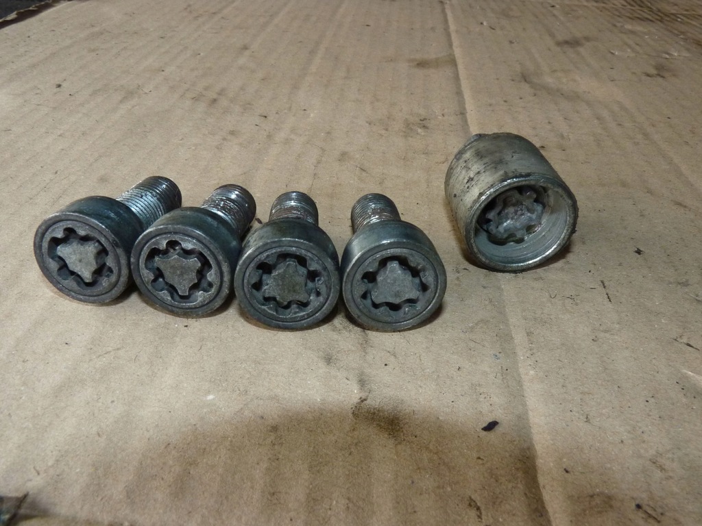 KPL 4X ŚRUBY ZABEZPIECZAJĄCE NASADKA VW PASSAT B6