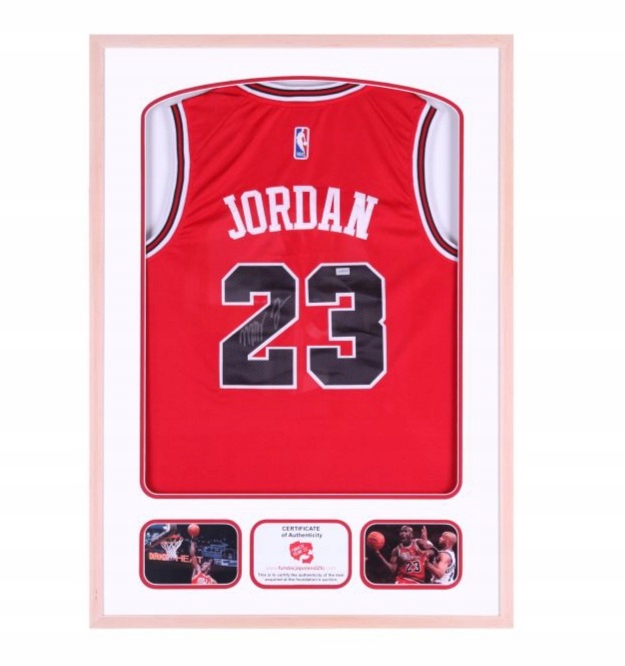 Michael Jordan - koszulka z autografem w ramie.