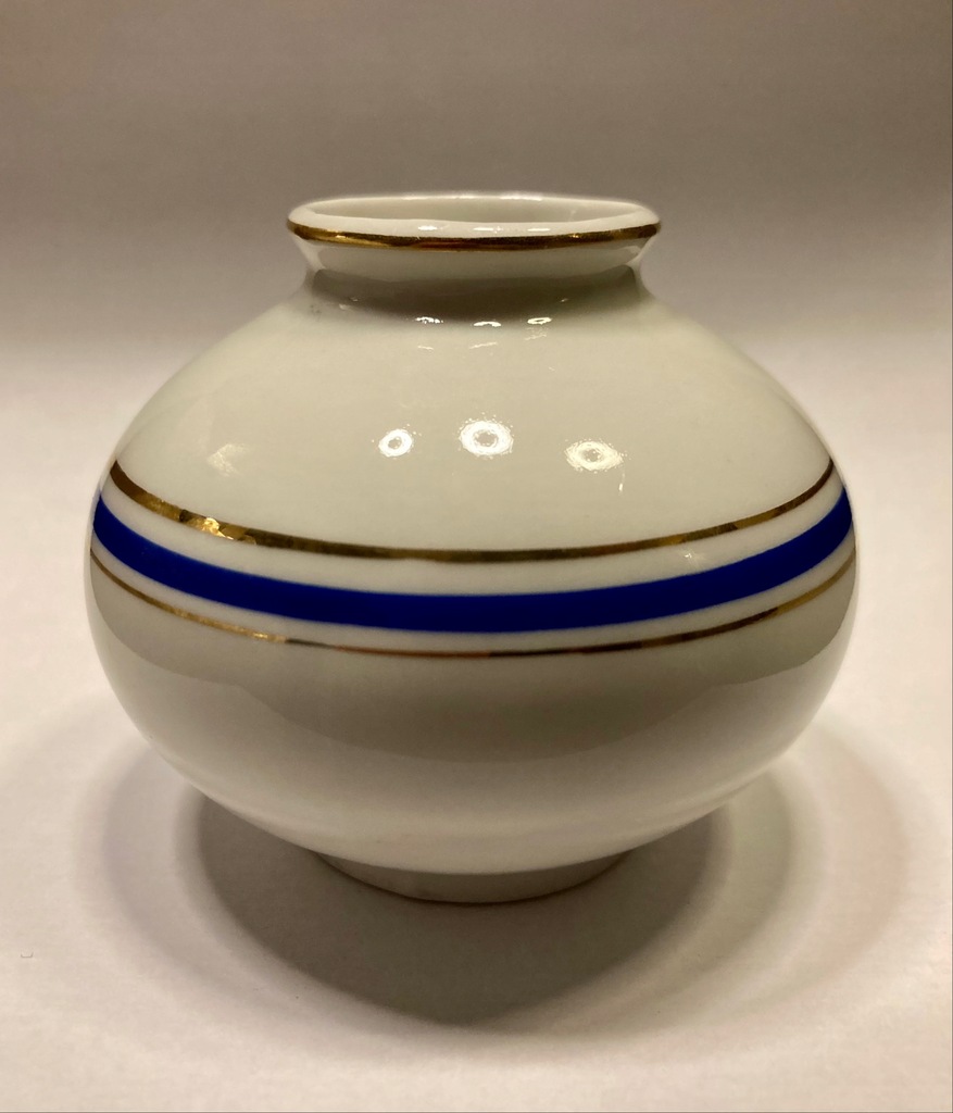 Mały wazonik porcelanowy, sygnowany, Bogucice, 1952-93