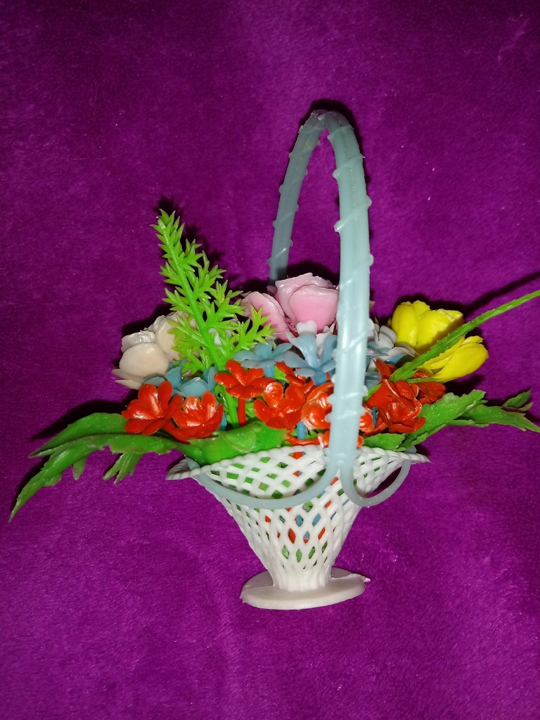 Stary plastikowy koszyczek z kwiatami