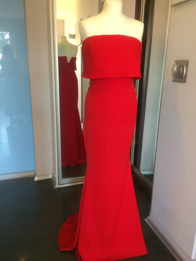 Czerwona sukienka z trenem S