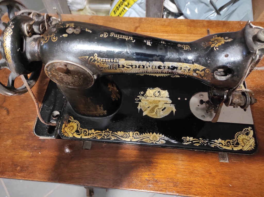 Stara maszyna Singer bogato zdobiona na stoliku