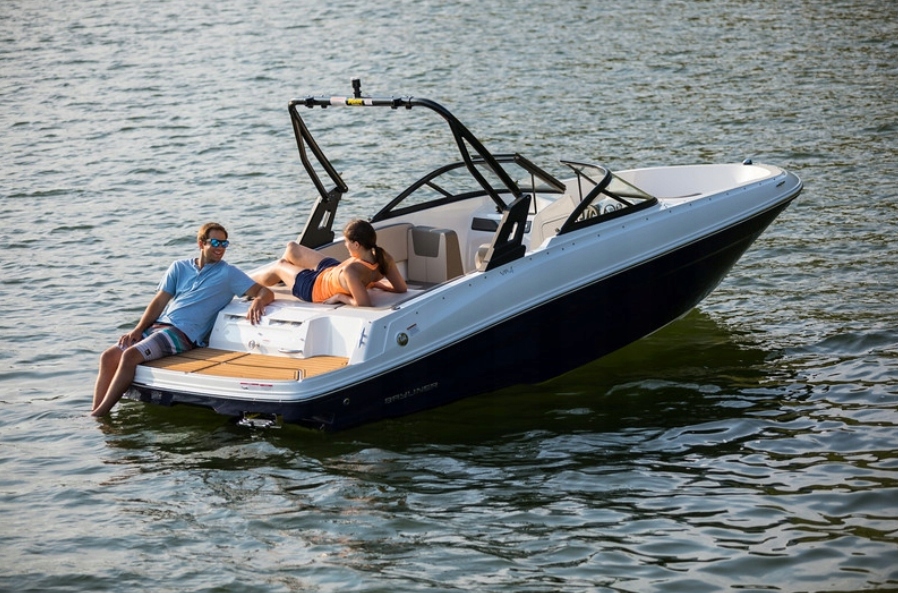 Прогулочный катер Bayliner