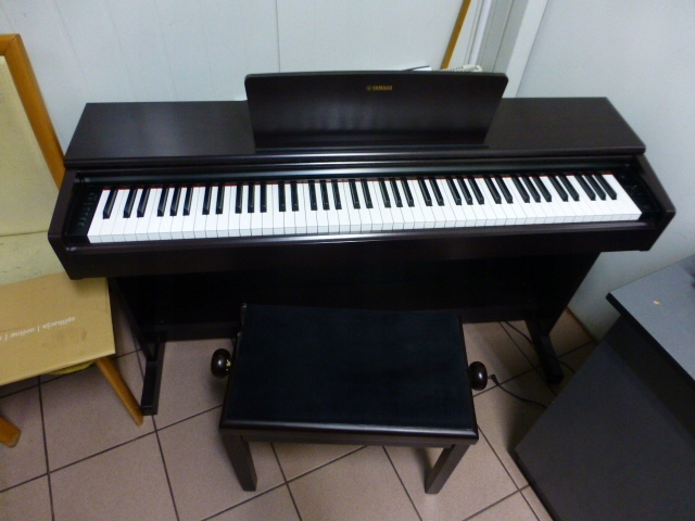 Yamaha YDP 144 R Arius pianino cyfrowe w zabudowie + ława do pianina Stagg