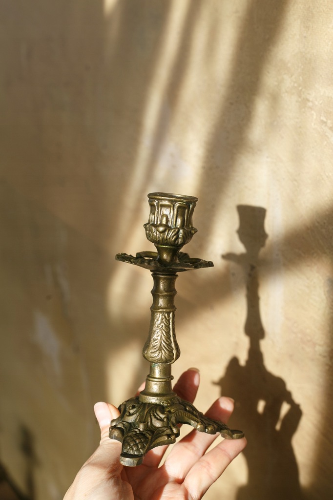 bogato zdobiony świecznik z mosiądzu vintage