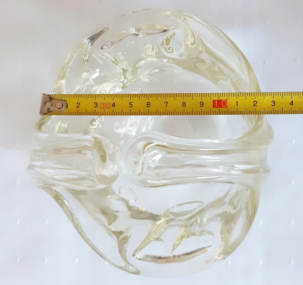 Nietypowe szklane naczynie w formie kosza