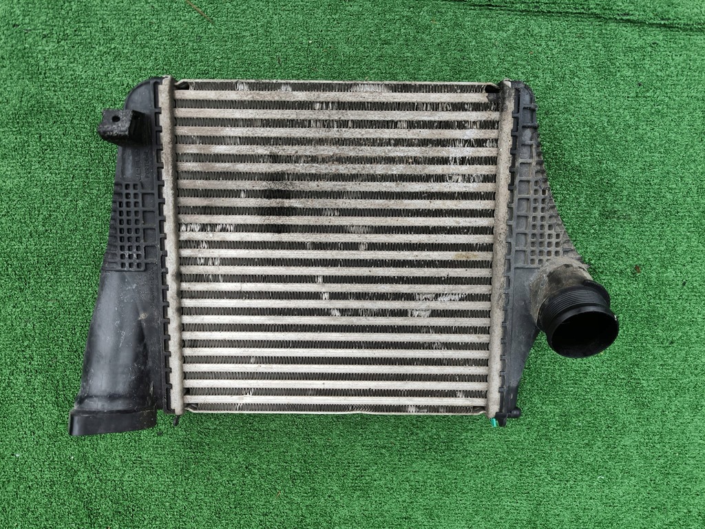 AUDI Q7 4M CAYENNE DODATKOWA CHŁODNICA PRAWA 4M0145804AR