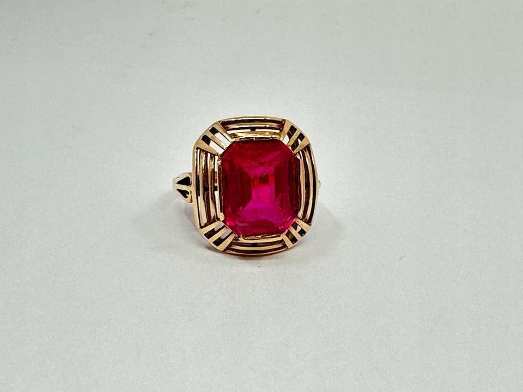 Złoty pierścionek z ciemno różowym próba 585