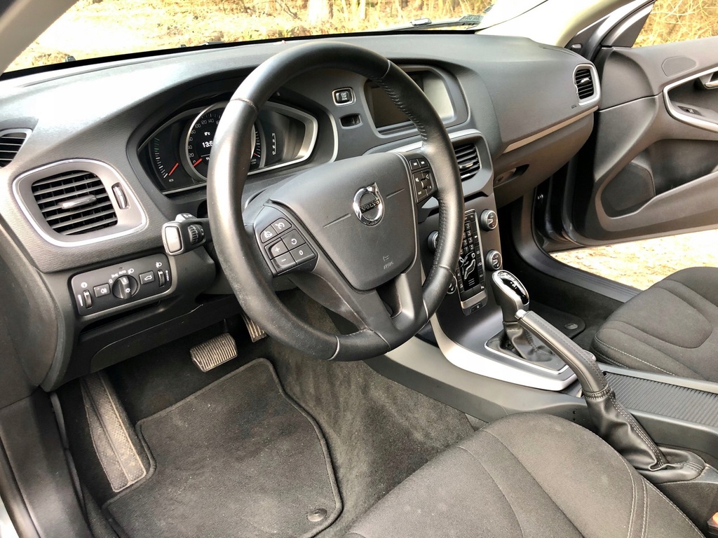 Купить VOLVO V40 лифтбек (525, 526) D2 120 л.с.: отзывы, фото, характеристики в интерне-магазине Aredi.ru