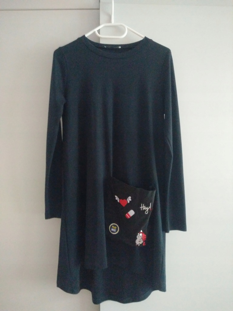 Czarna sukienka z kieszonką i naszywkami - Zara