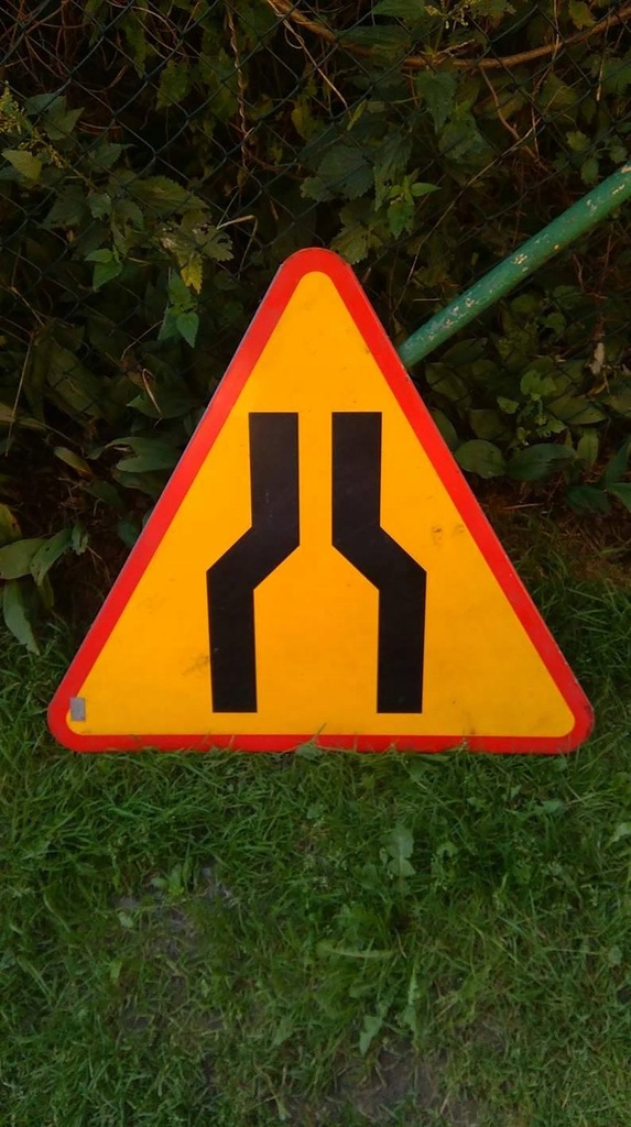 Znak drogowy A12a Typ II Zwężenie jezdni