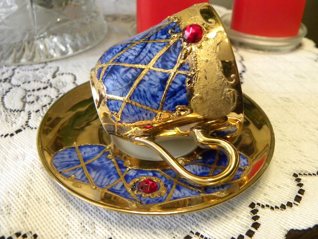 złota filiżanka mokka zdobiona sztucznym rubinem