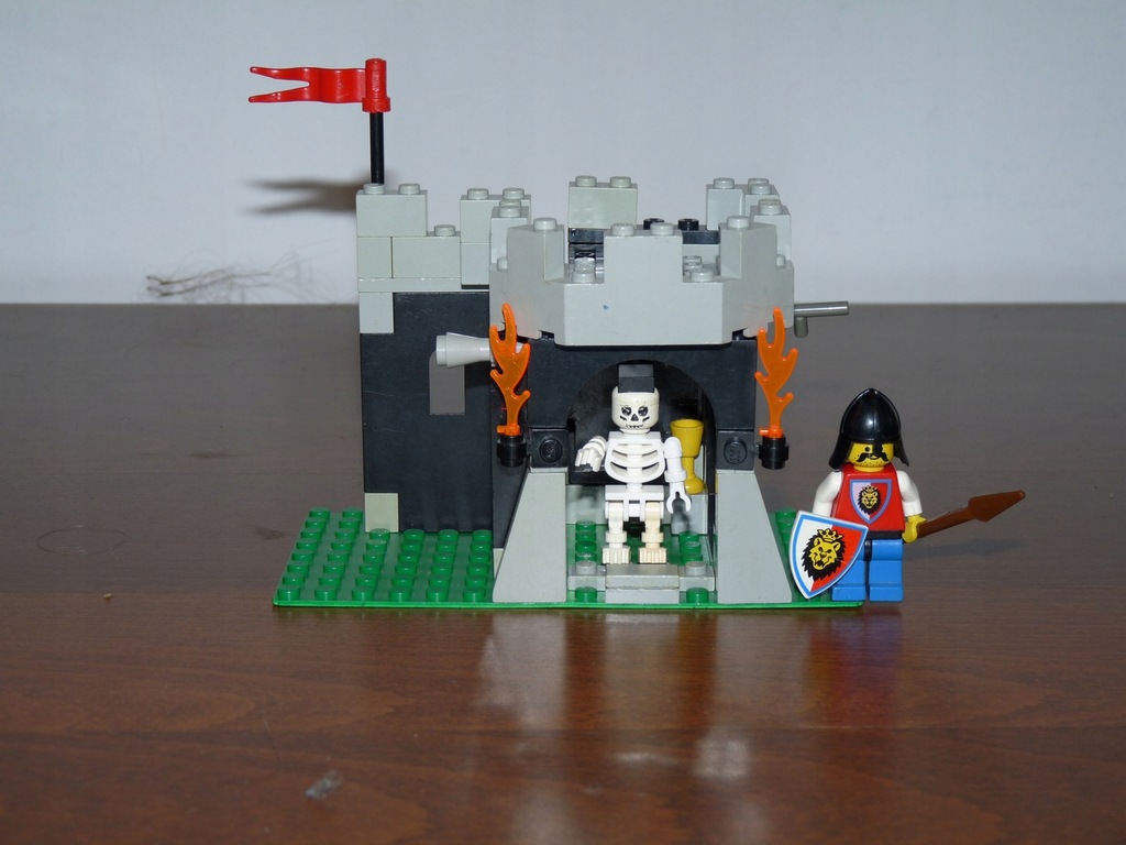 LEGO CASTLE 6036 Skeleton Suprise