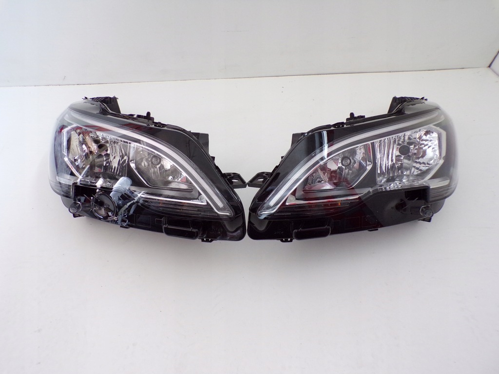 REFLEKTORY LAMPY PRZÓD PEUGEOT 3008 5008 2 LED EU