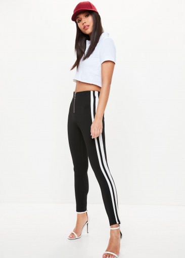 21K107 MISSGUIDED__MC6 CZARNE SPODNIE LAMPASY__XS