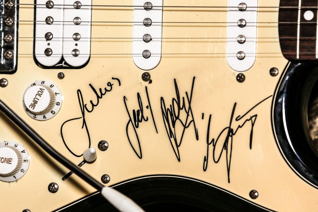 Gitara z autografami zespołu Feel