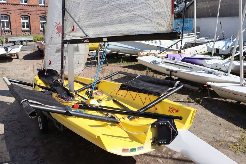 Łódź żaglowa Laser 4000 skiff + wózek slipowy