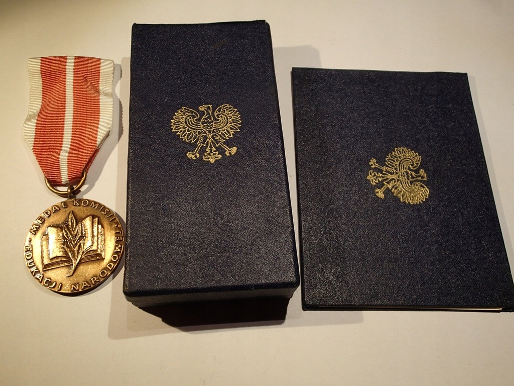 MEDAL KOMISJI EDUKACJI NARODOWEJ + LEGITYMACJA