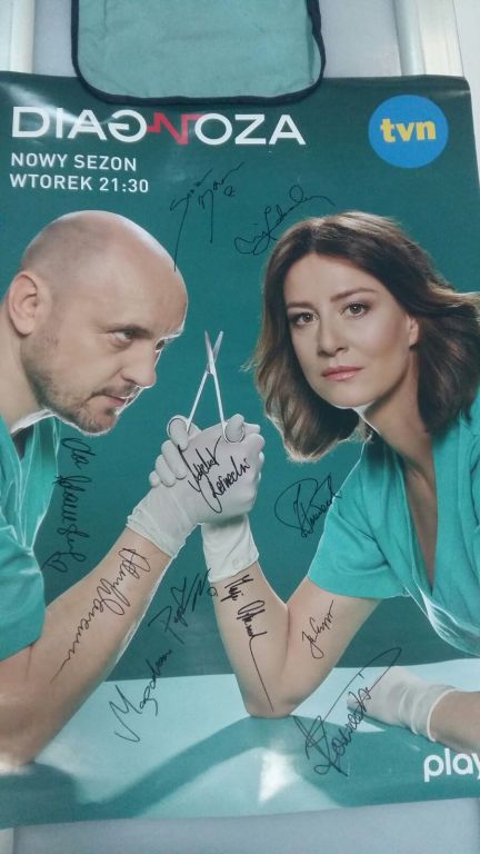 Plakat serialu "Diagnoza" z autografami aktorów