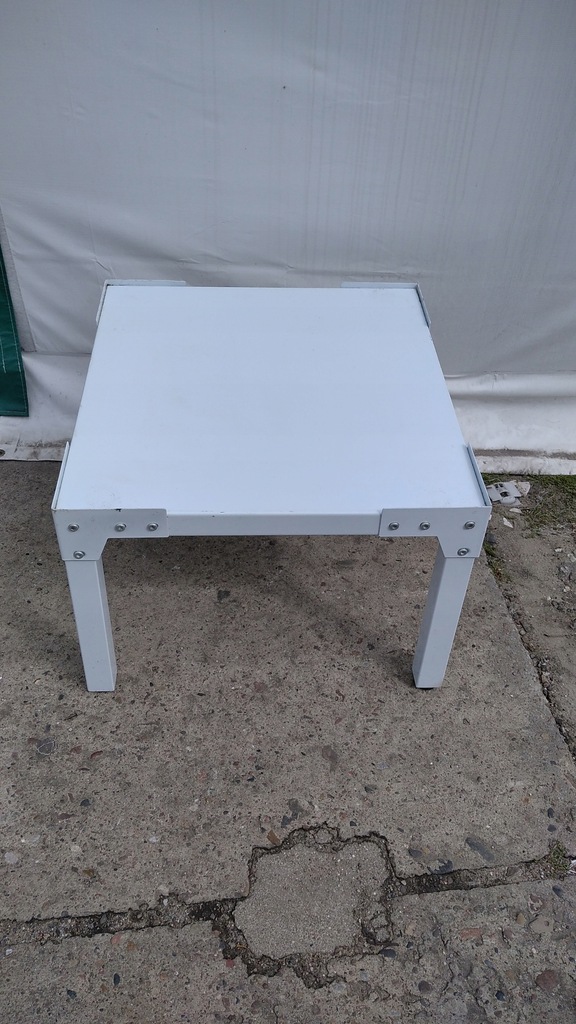 metalowy stolik niski biały solidny