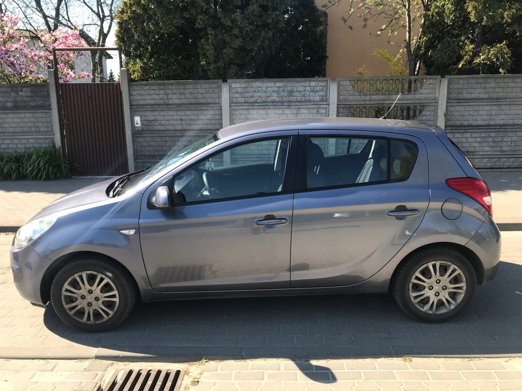 Hyundai i20 / szary / klimatyzacja / el. szyby