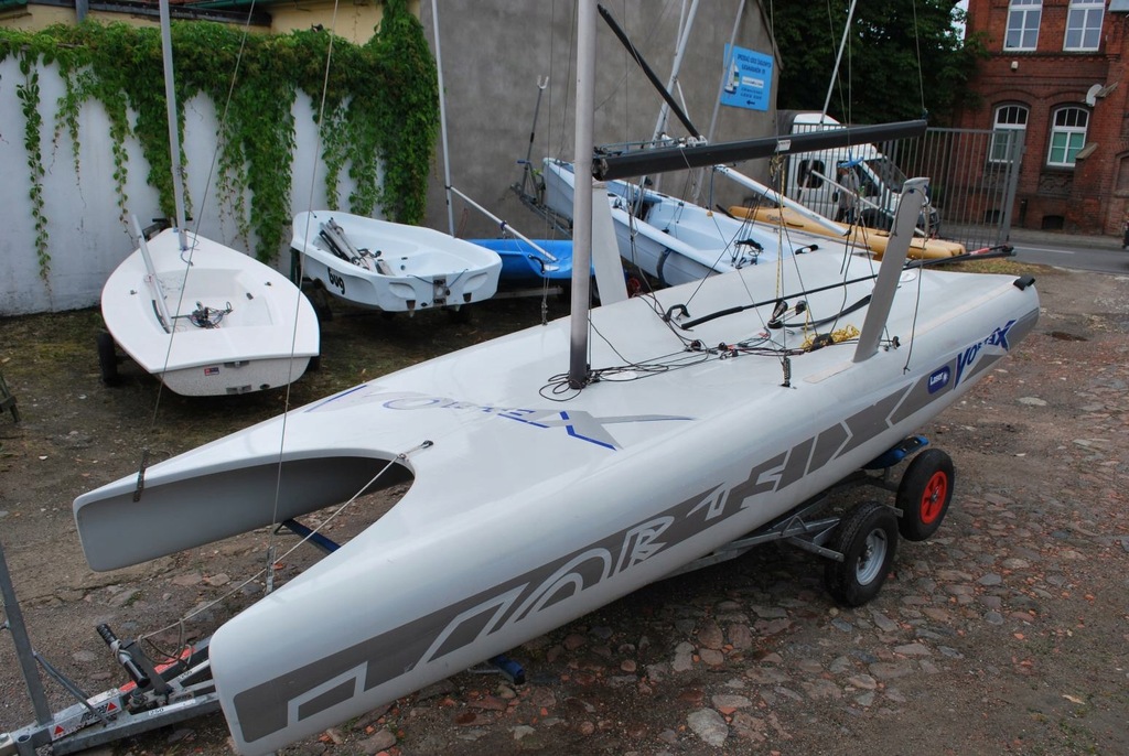 Łódź żaglowa żaglówka Laser Vortex 4,2m+wózek slip