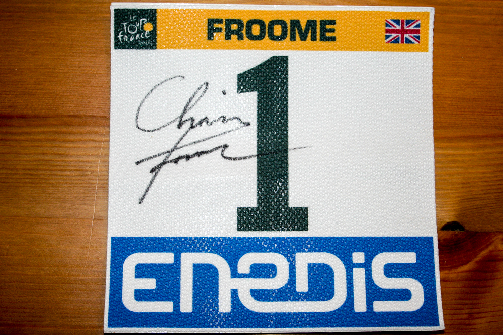 Numer startowy Chrisa Froome'a z autografem