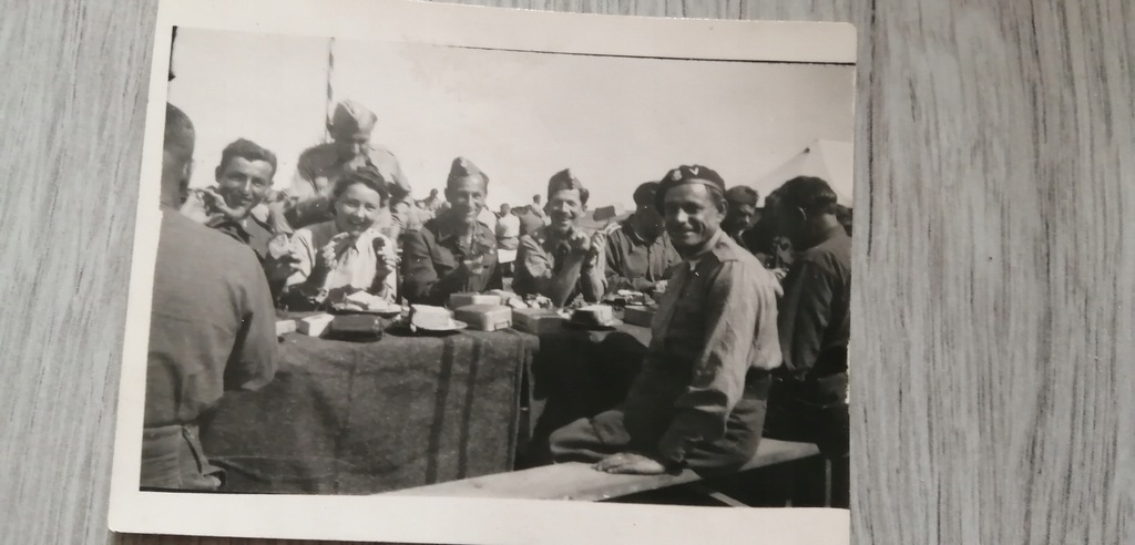 II Korpus Palestyna grupowe przy jedzeniu 1943 rok podpisane fajna fota
