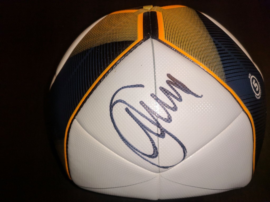 Piłka z podpisem Jerzego Dudka