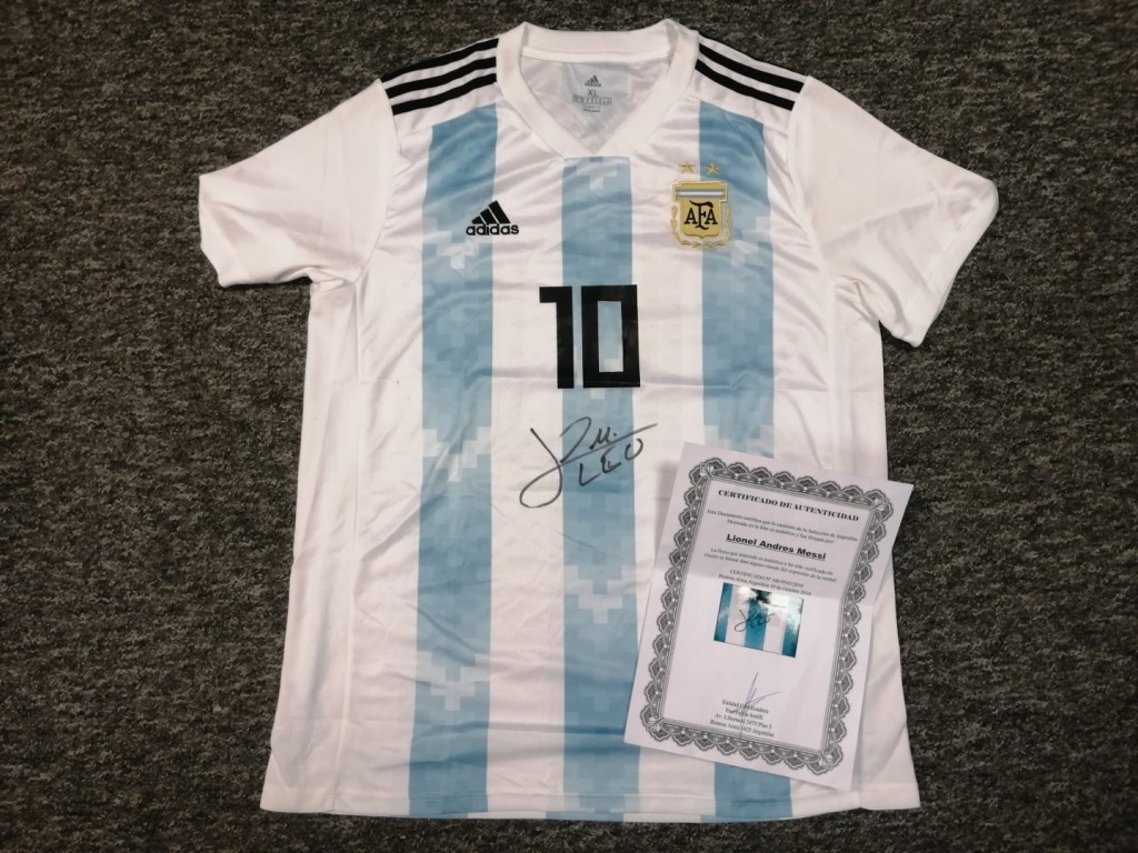 Leo Messi - koszulka z oryginalnym autografem.