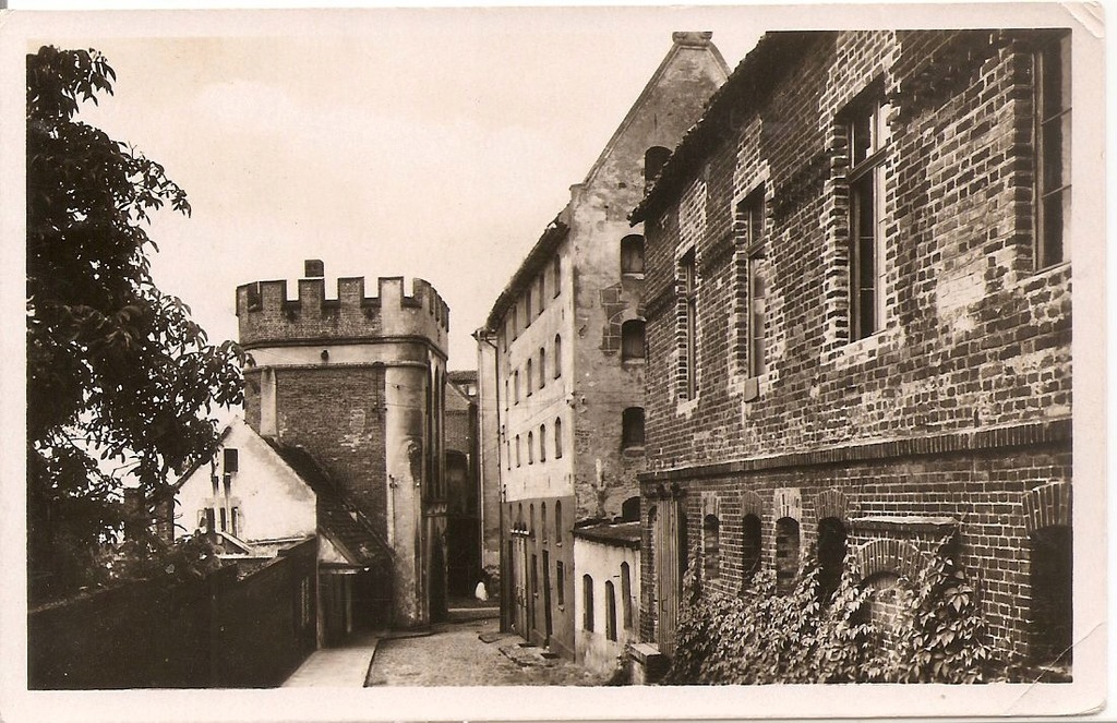 TORUŃ -ULICZKA PRZY BRAMIE MOSTOWEJ