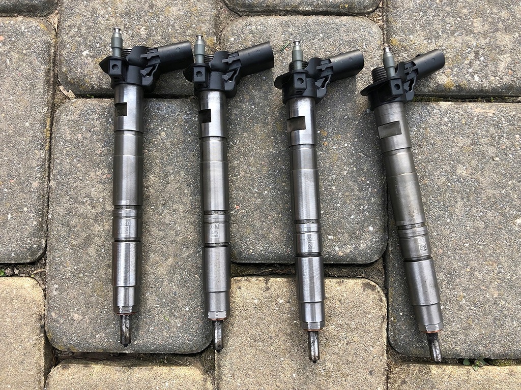 Wtryskiwacze 30L130277 / 445116030 A4B8 Passat B6