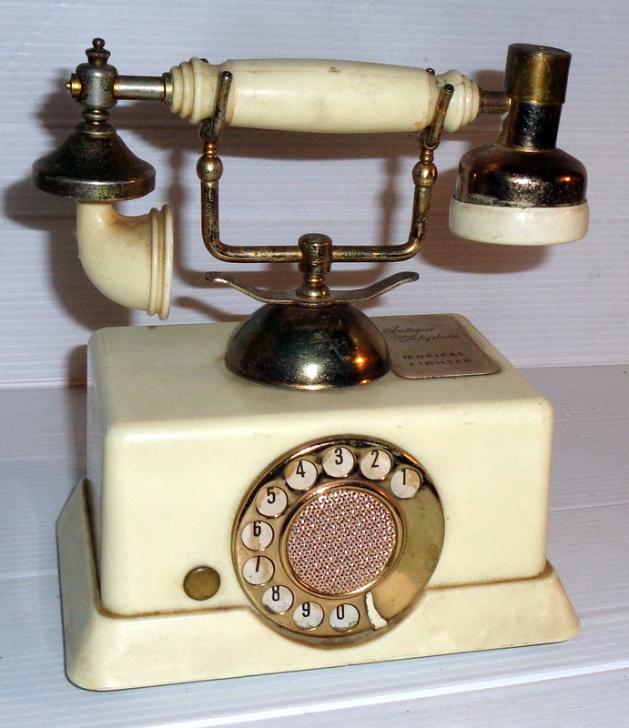 Stary telefon - japońska zapalniczka z pozytywką.