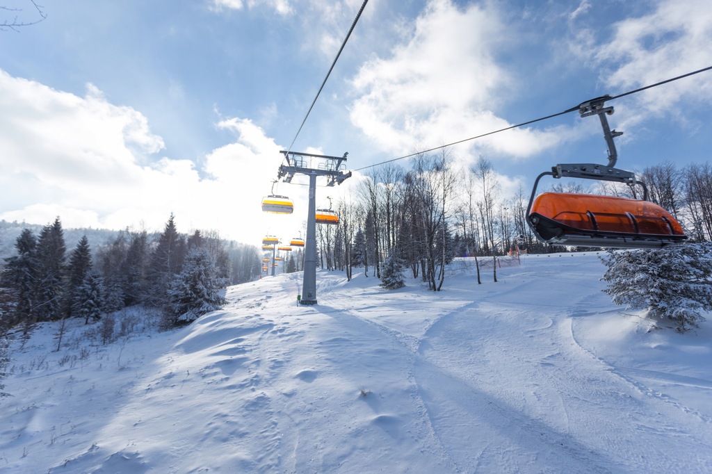 Voucher na całodzienną jazdę na stoku ośrodka Czarny Groń dla jednej osoby