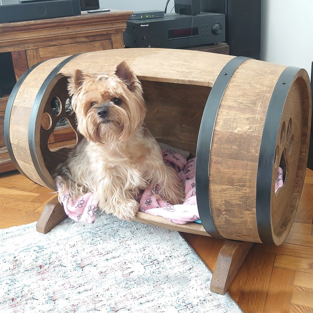 Drewniane legowisko dla psa w kształcie beczki