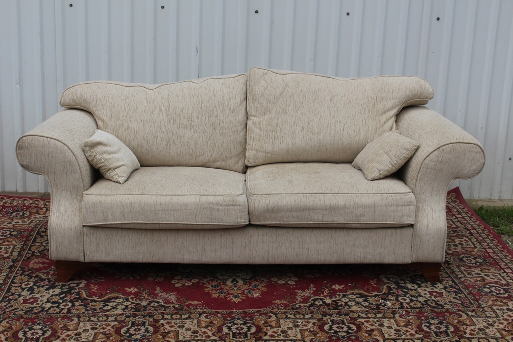 ładna sofa .