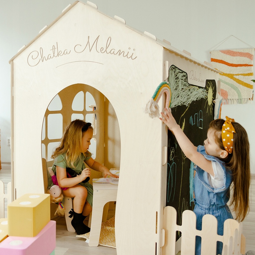drewniany domek dla dziecka z imieniem ze sklejki