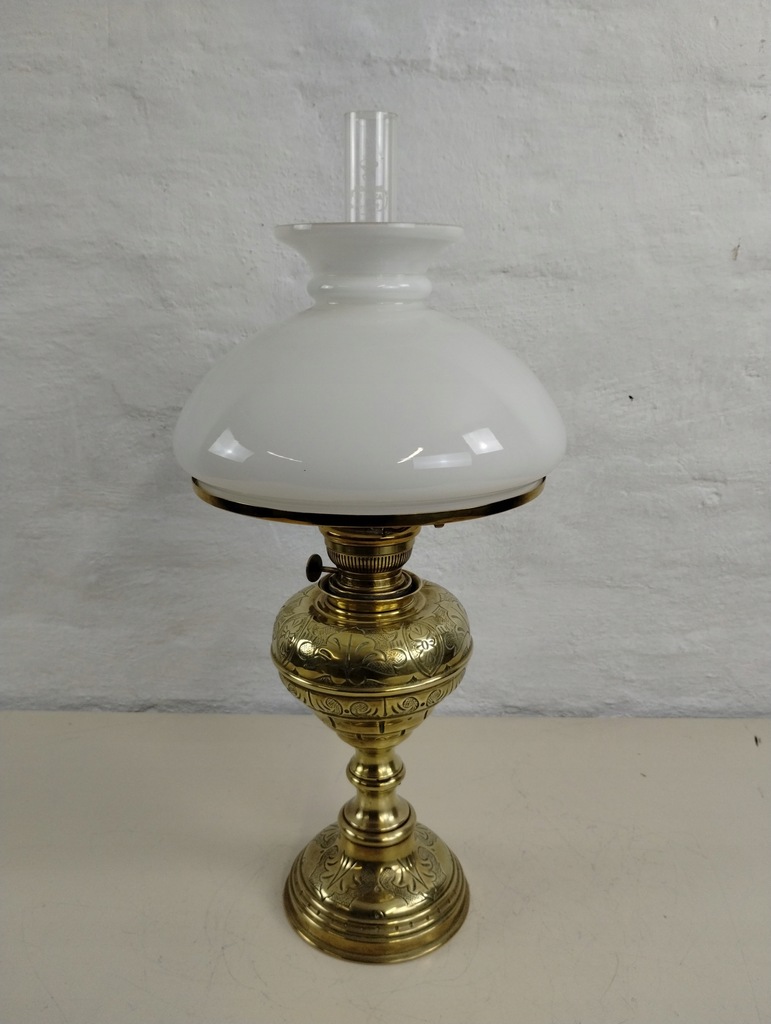Mosiężna lampa z około 1900r. rytowana podstawa