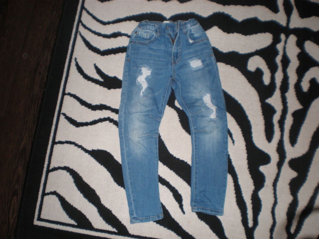 Spodnie jeansy RESERVED 116 przetarcia.