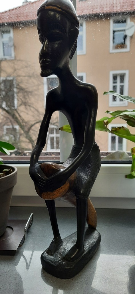 Afrykańska rzeźba bębniarza, drewniana