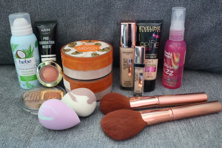 Zestaw kosmetyków do makijażu + próbki perfum i in