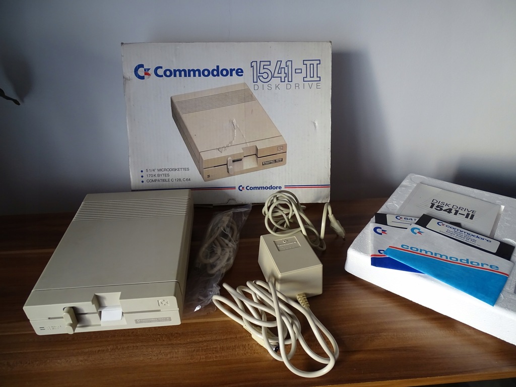 Stacja dyskietek Commodore 1541-II. Kompletny BOX.