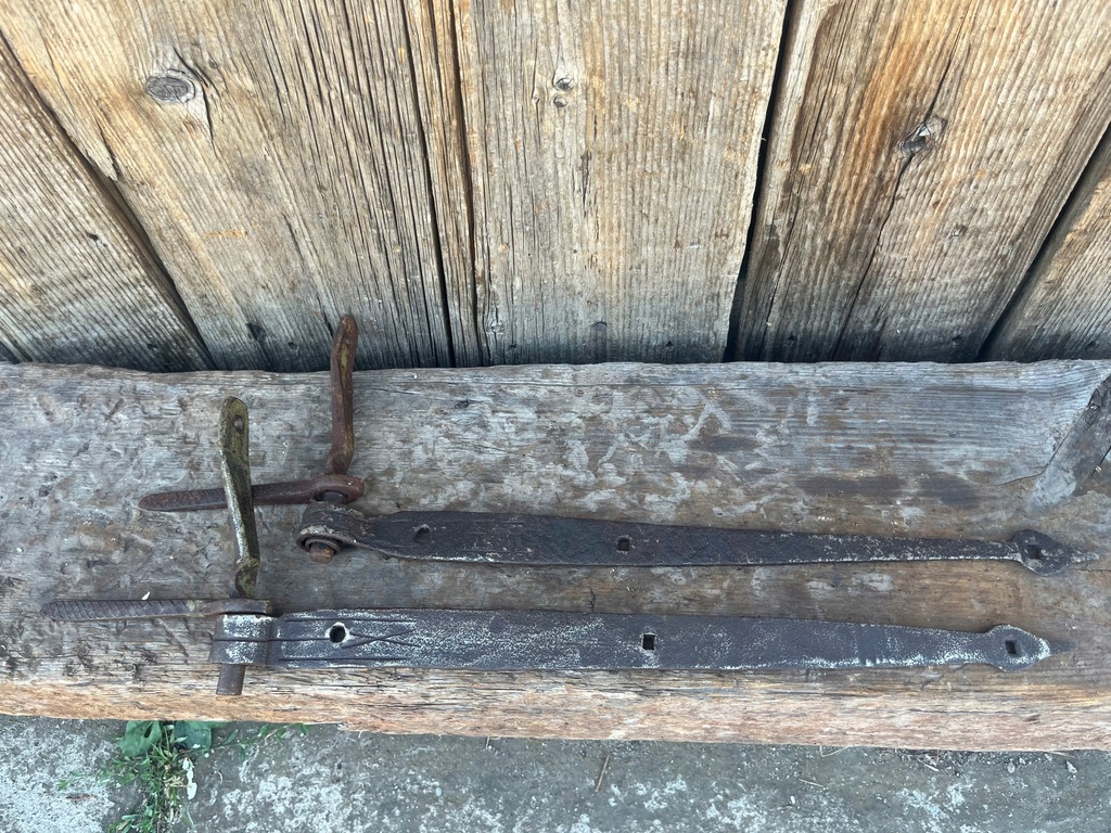 Stare metalowe kute zawiasy
