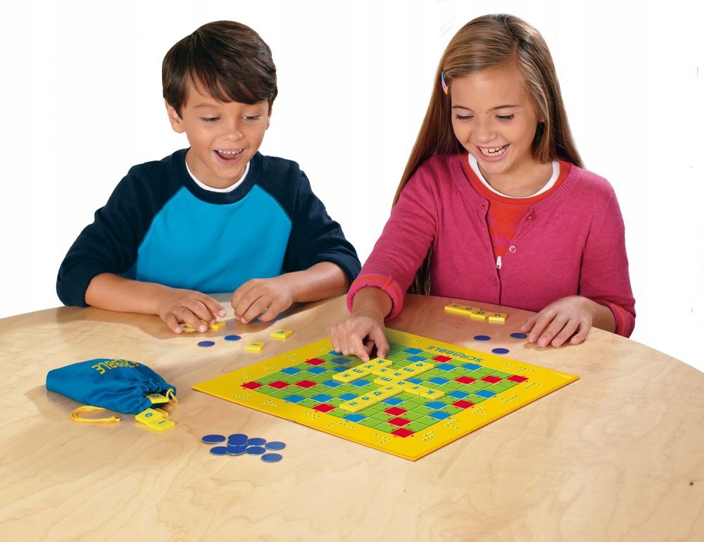 Как будет играть в настольные игры. Игра Scrabble Junior. Scrabble настольная Junior. Интересные игры для детей. Дети играют в настольные игры.