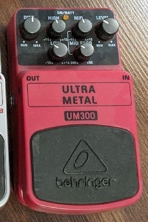 BEHRINGER UM300 Ultra Metal efekt gitarowy