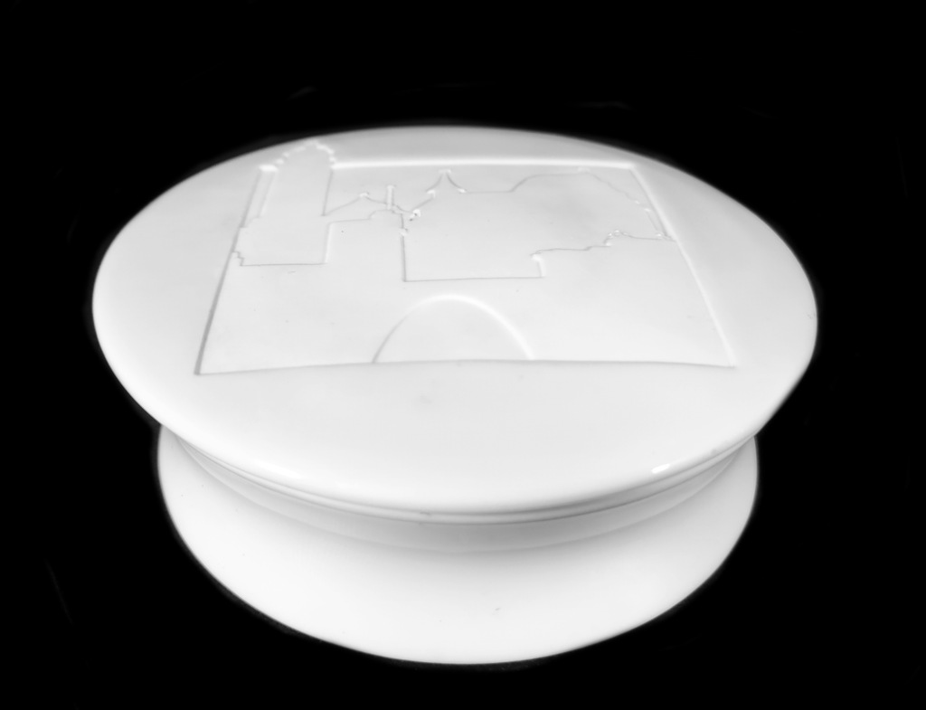 HOCHST białe puzdro z biskwitową dekoracją design