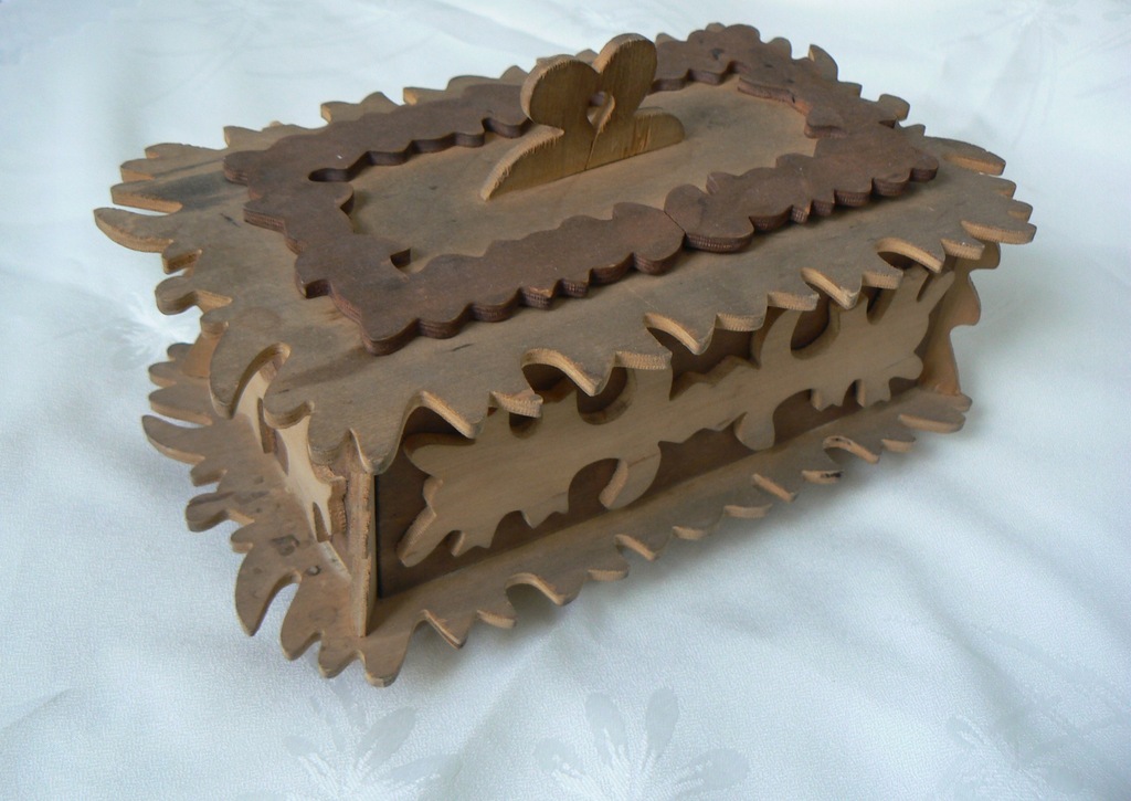 Drewniana stara szkatułka zdobiona wycinankami
