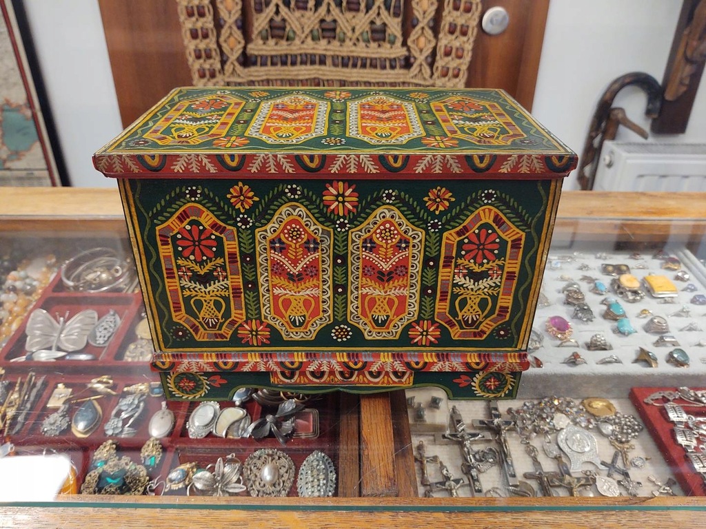 Drewniana szkatułka na biżuterię