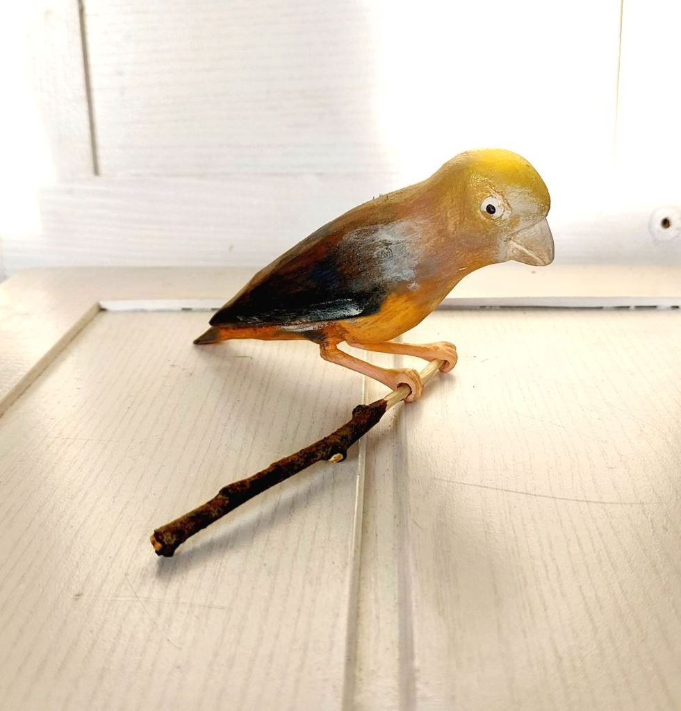 Ręcznie rzeźbiony ptak ptaszek kolorowy sztuka ludowa Grubodziób