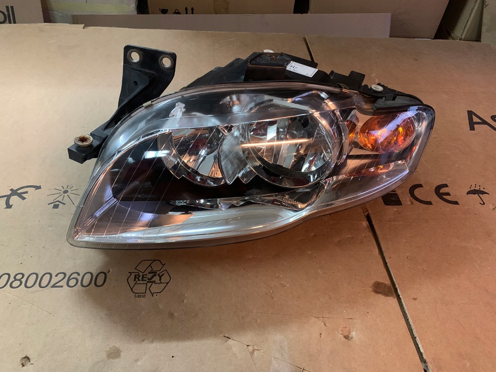 LAMPA AUDI A4 B7 zwykła + mocowanie